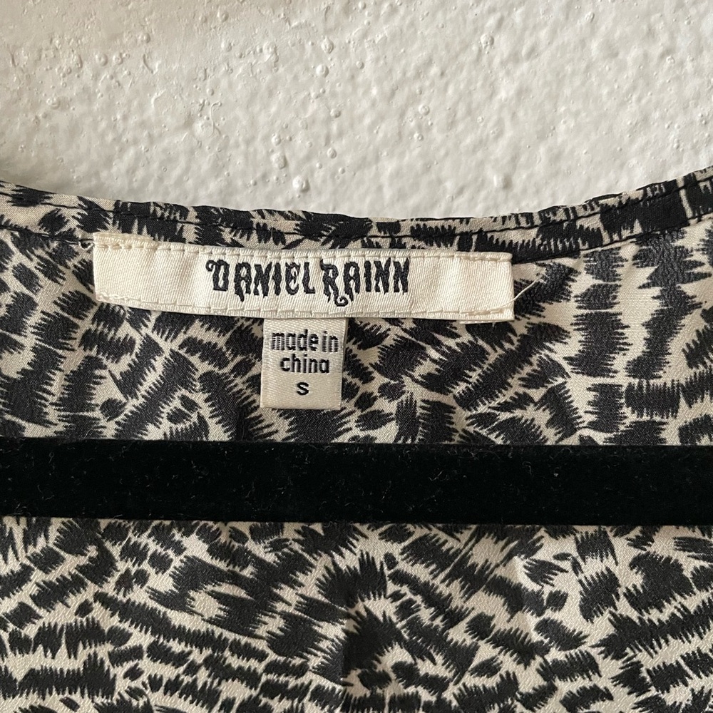 Daniel Rainn Monochrome Patterned Top - image 4